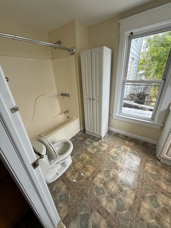 Building Photo - 320 Lincoln St