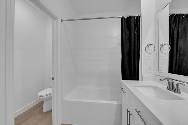 Building Photo - 600 N Carriage Hill Dr