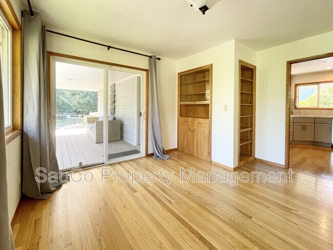 Building Photo - 5751 NE Lisbon Way