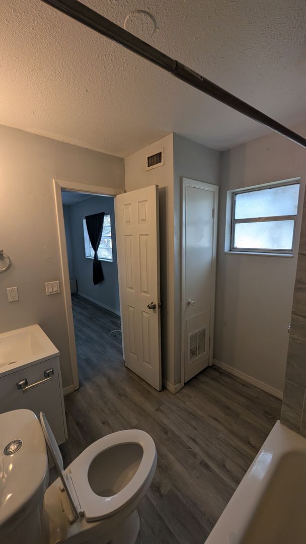 Building Photo - Warm and Cozy one bedroom,dog park, heart of Tampa