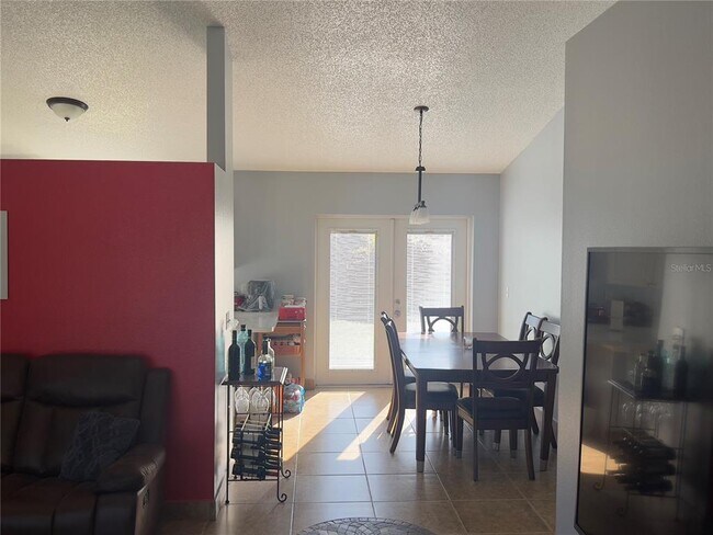 Building Photo - 825 Charles Ave