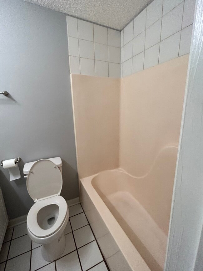 Building Photo - 4 bedroom duplex-East Ridge