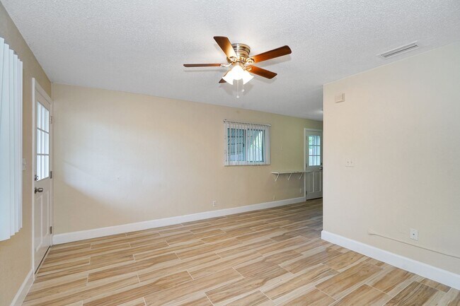 Building Photo - 2716 SW 46th St
