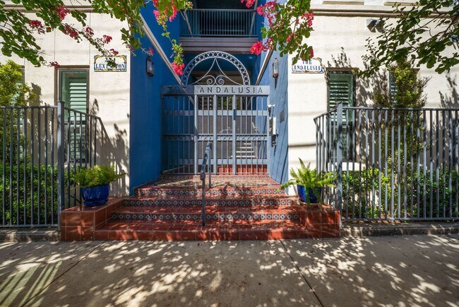 Building Photo - Downtown Luxury Condo with Rooftop Views -...