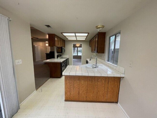 Building Photo - Fabulous 3 Bed 2 Bath home in the Heart of Elk Grove