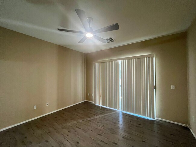 Building Photo - Beautiful Summerlin townhome, 3 bed, 2.5 bath, on 1st floor.
