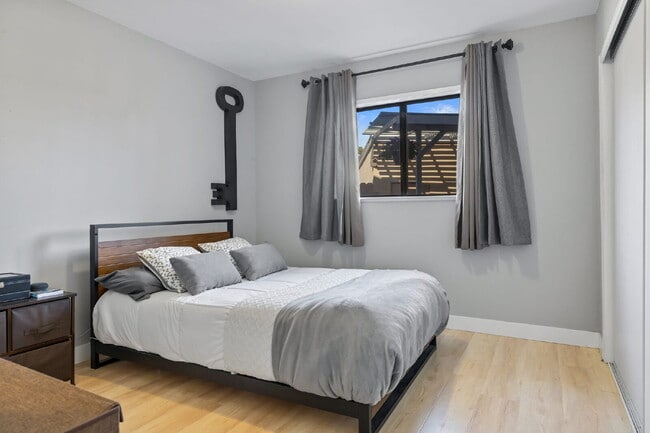 Building Photo - 4 Bedroom Condo for Rent in Ventura!