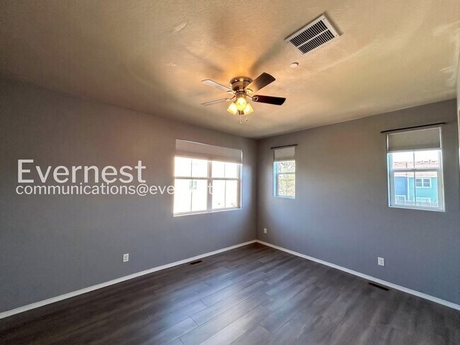 Building Photo - 3 Bed/2.5 Bath Townhome with Modern Amenities / Available Now!