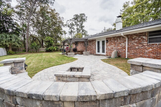 Building Photo - 8647 San Servera Dr E