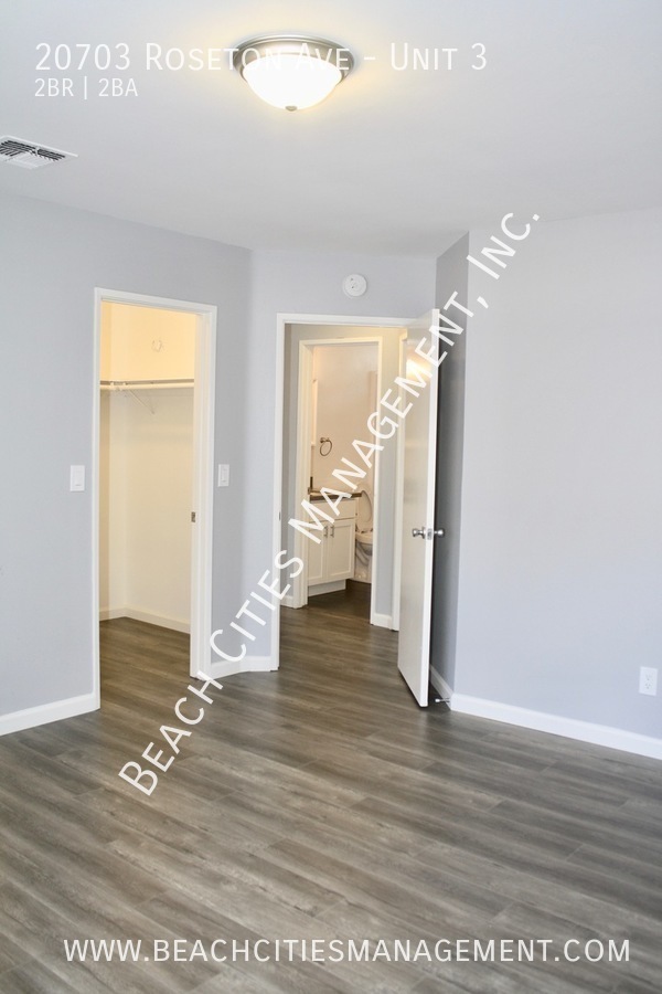 Building Photo - Completely Remodeled Townhouse in Lakewood...