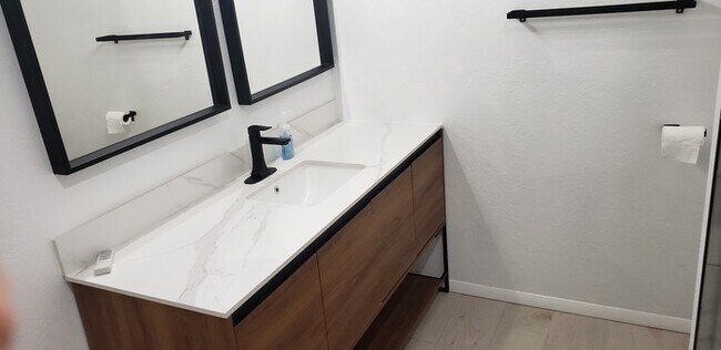 Building Photo - Trails at Scottsdale! Updated patio home with multiple patios