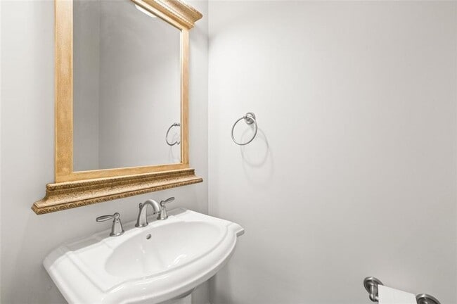 Building Photo - 821 Virginia Park Cir NE