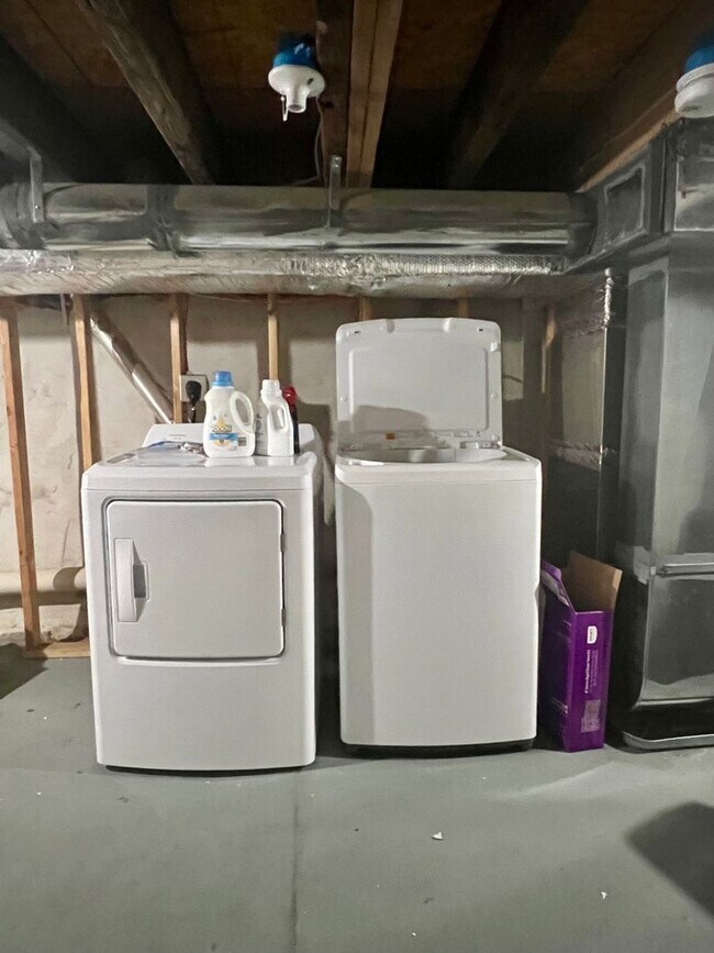 Building Photo - Stunning 3-Bedroom Townhome in Francisville! Available NOW!