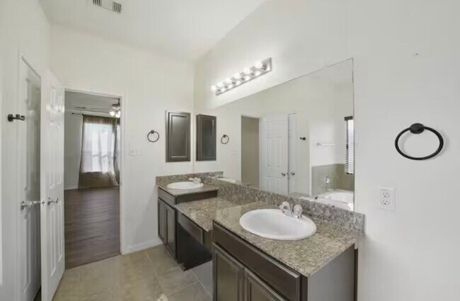 Building Photo - 18607 Shavano Ct