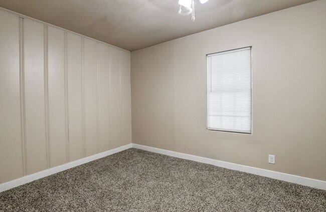 Building Photo - 3 Bedroom 1 Bath House in Wake Village, TX!