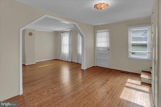 Building Photo - 10 Maple Ave