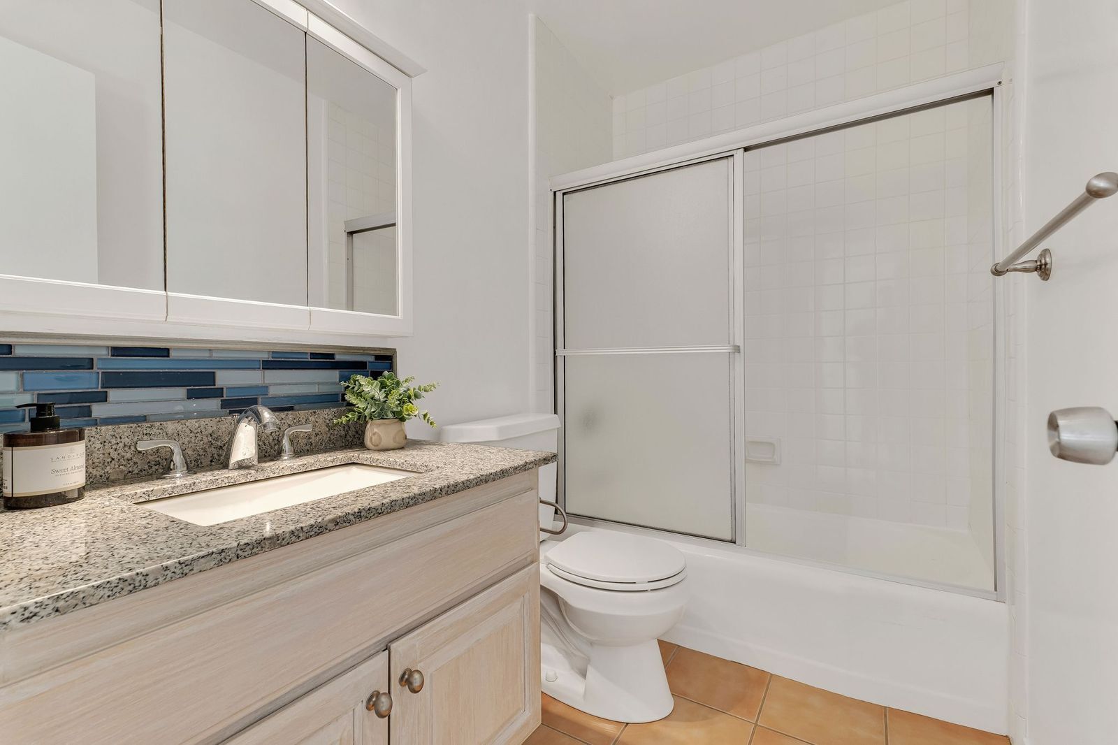 Building Photo - 4950 Louise Ave