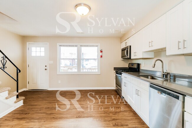 Building Photo - The living is easy in this lovely 3 bedroom