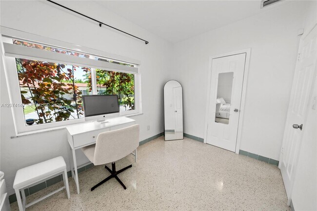 Building Photo - 3130 SW 27th Terrace