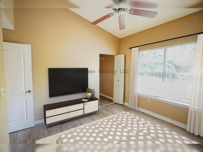 Building Photo - Harbour Island ? Resort Style Living in a ...