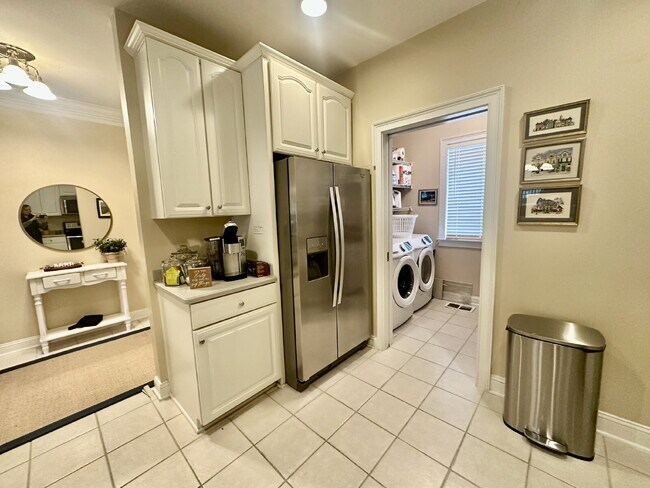 Building Photo - Spacious Two Bedroom Condo in the Crescent!