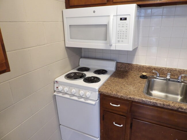 Building Photo - 903 Collins Ln