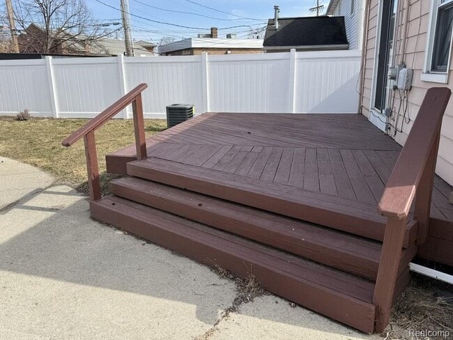 Building Photo - 1465 E 14 Mile Rd