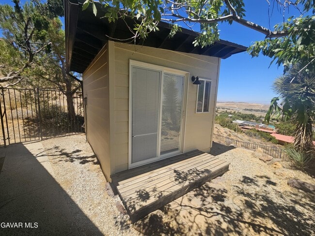 Building Photo - 615 Lakeview Dr