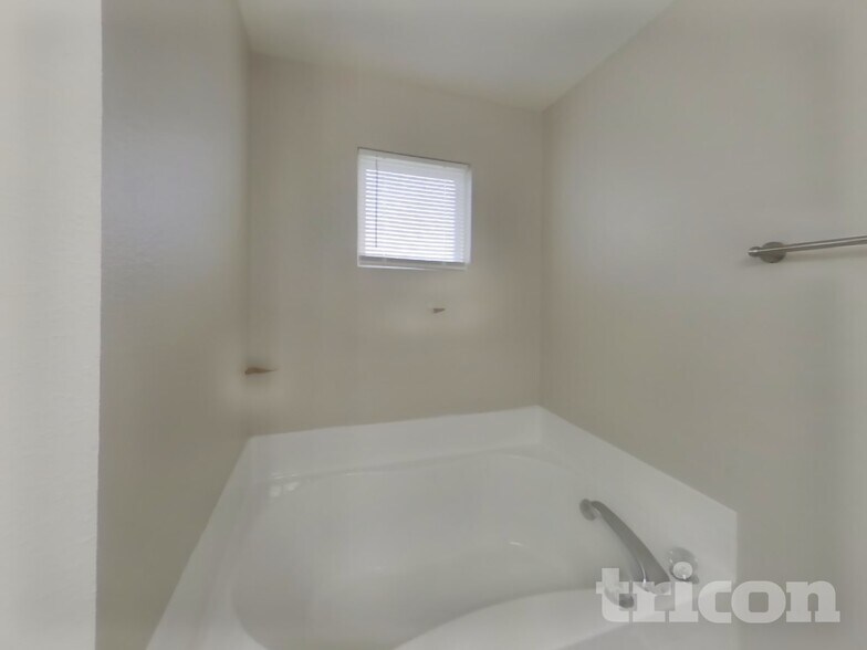 Building Photo - 703 Sweet Creek Dr