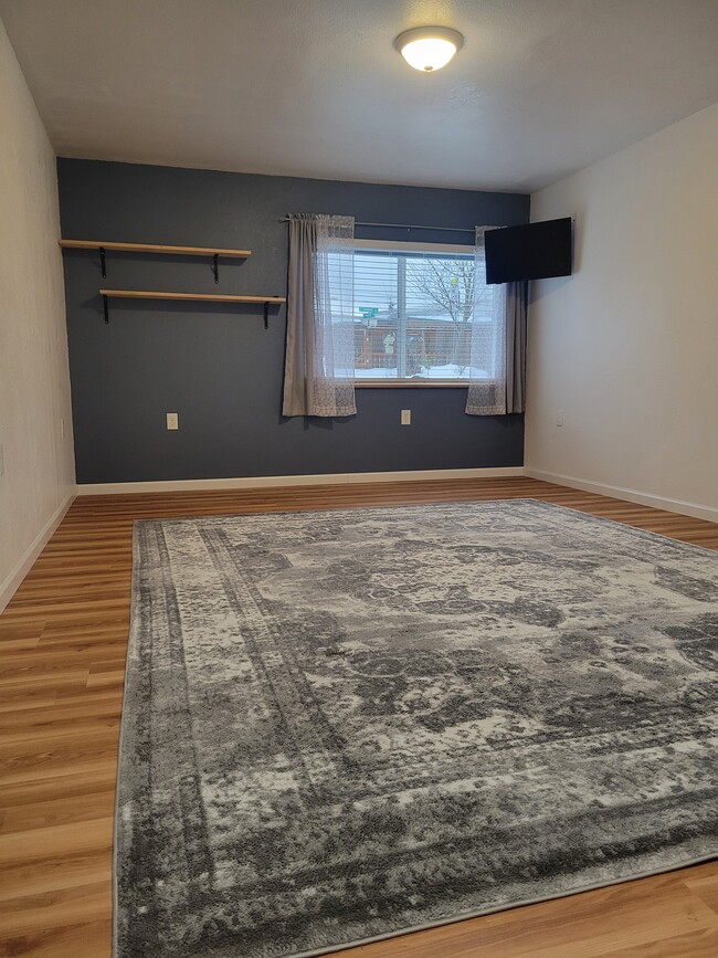 Large 12.5' x 18' bedroom with TV - 323 E 13th St