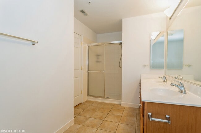 Building Photo - 2660 Summit Dr