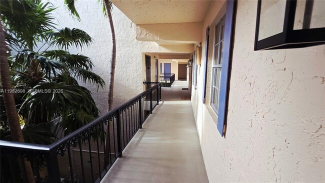 Building Photo - 650 Tennis Club Dr