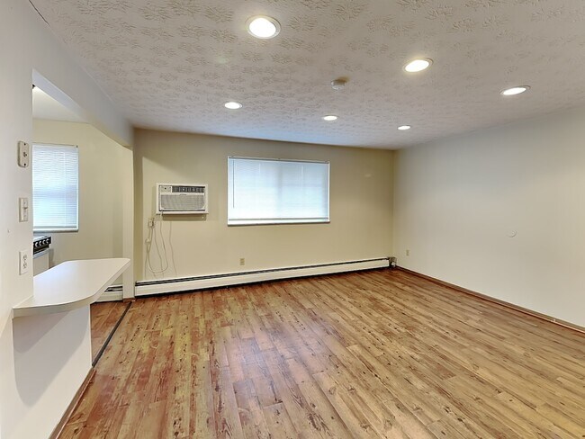 Building Photo - 120 E 13th Ave