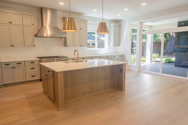 Building Photo - 5Bd/4.25Ba Kirkland House