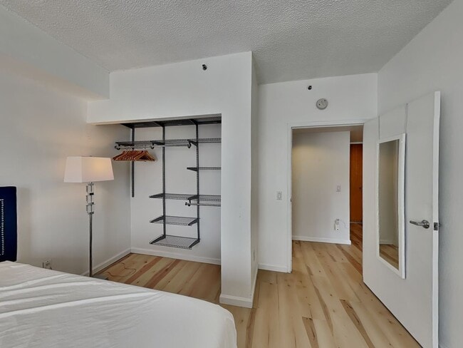 Building Photo - Well-Lit 1 Bedroom, 1 Bathroom Condo in Oa...