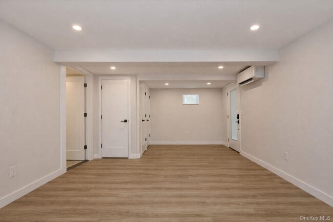 Building Photo - 52 Roe Ave