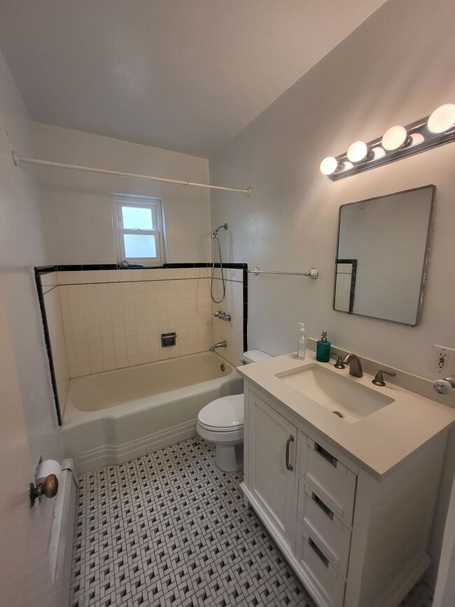 Building Photo - Adorable Nob Hill  3 bedroom 2  bath