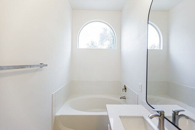 Building Photo - Stunning 3-bedroom One Story Home