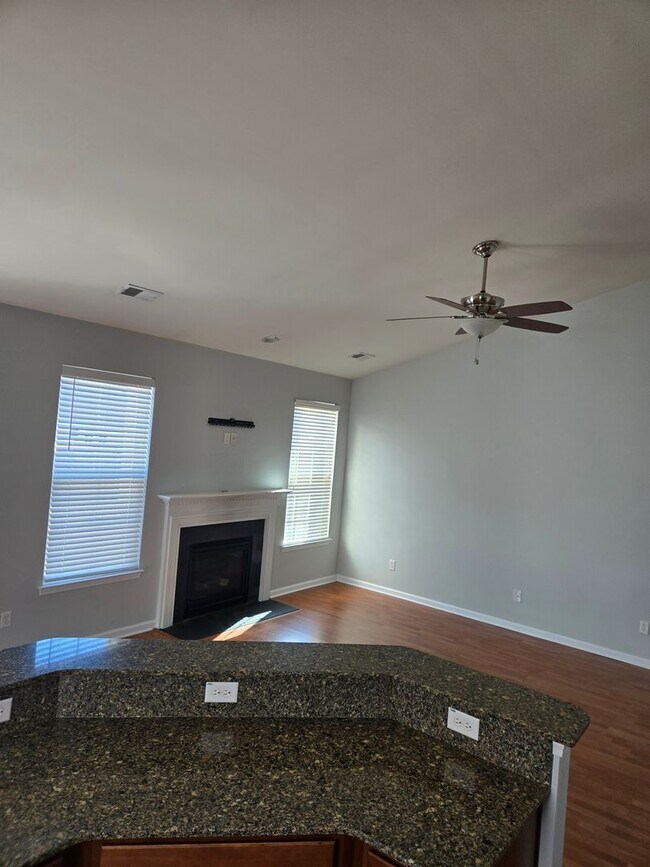 Building Photo - Beautiful 3 bedroom available