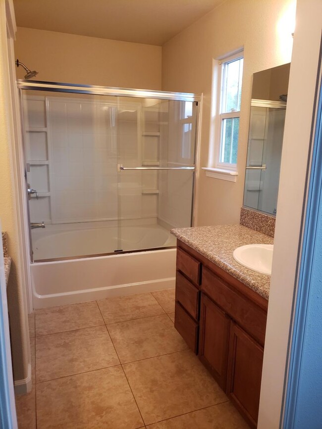 Building Photo - Shasta View Gardens - 3bd/2.5 ba + Office!