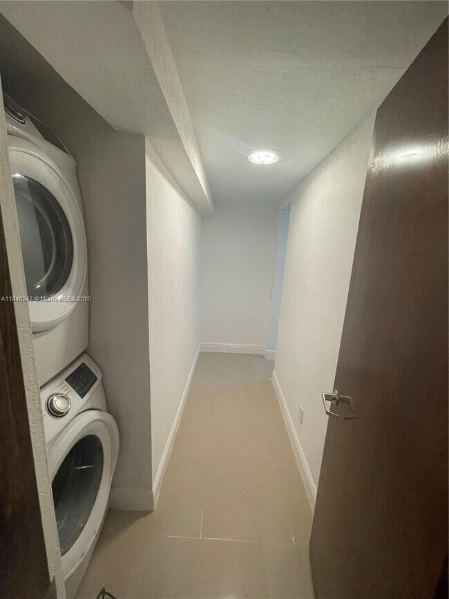 Building Photo - 4681 SW 33rd Ave