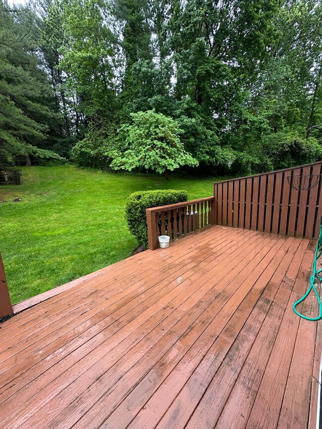 Building Photo - Beautiful 3BR/2.5BA Townhome