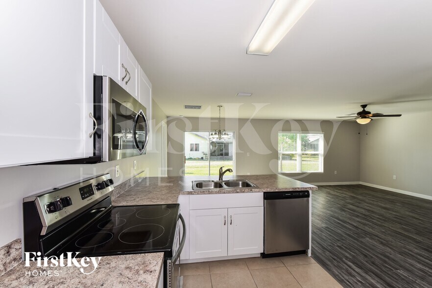 Building Photo - 1195 Desmond St