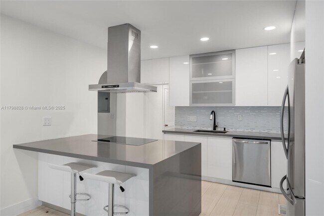 Building Photo - 936 Sorolla Ave