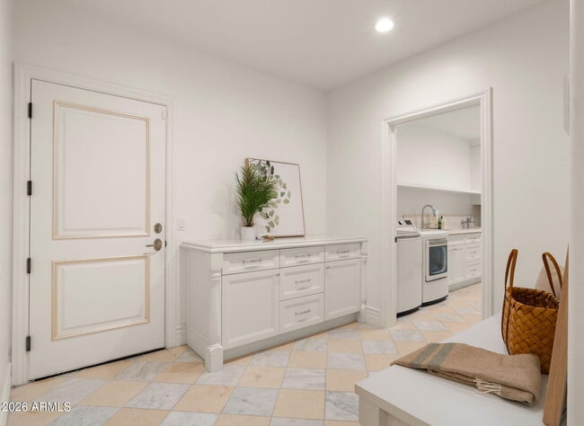 Building Photo - 8501 N Golf Dr