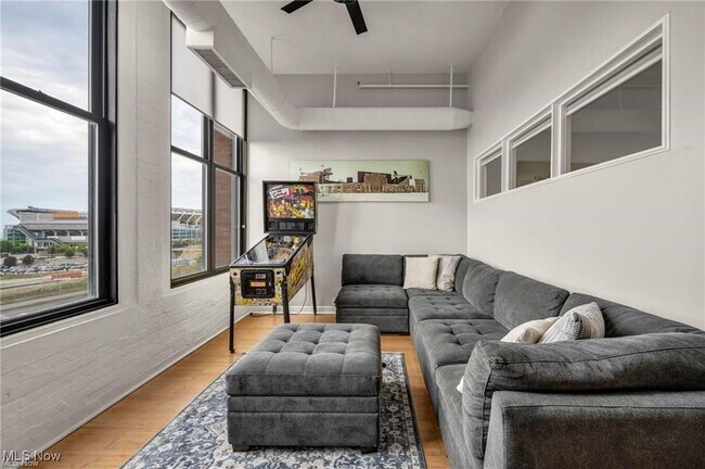 Building Photo - 1133 W 9th St