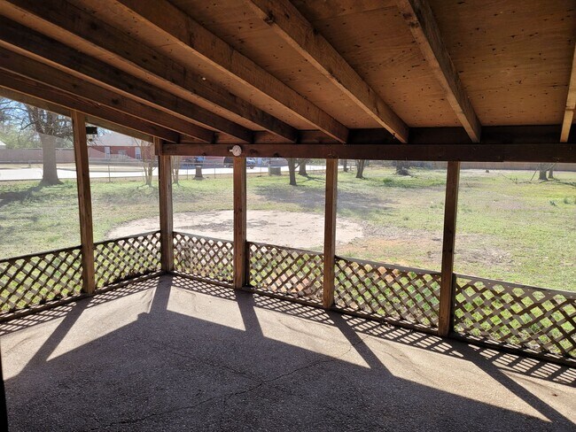 Building Photo - Newly Remodeled 3 Bedroom/2 Bath Home In V...