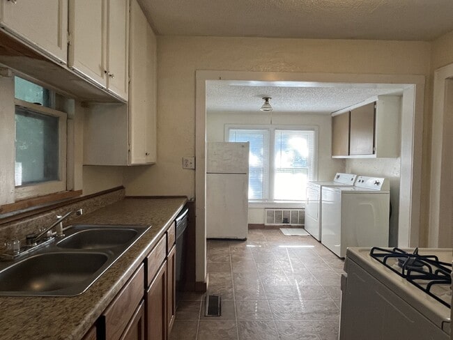 Building Photo - 2 Bedroom House with Large Fenced Yard