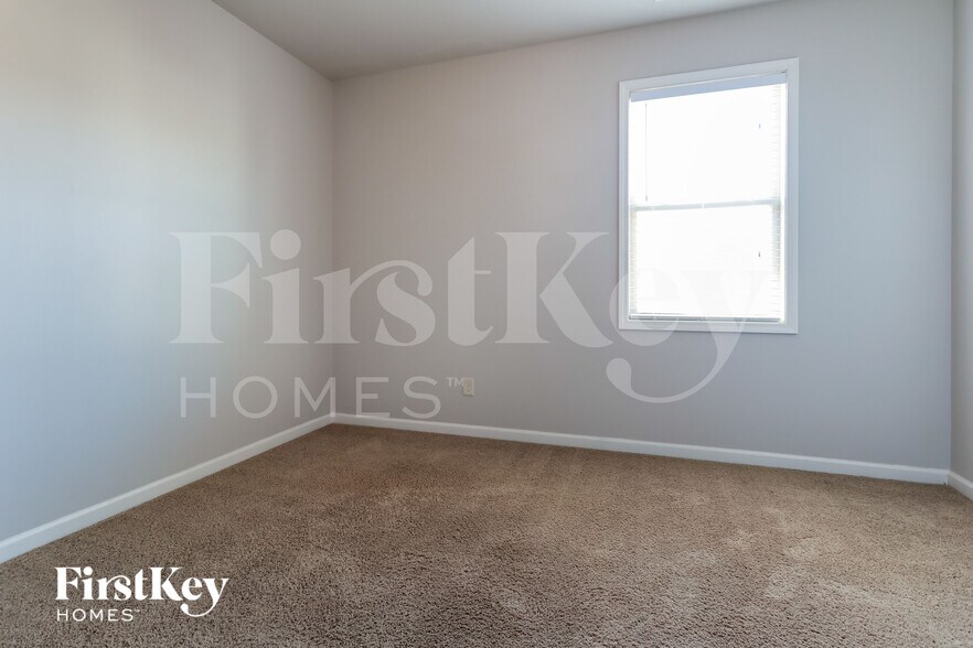 Building Photo - 2202 Black Pebble Cir