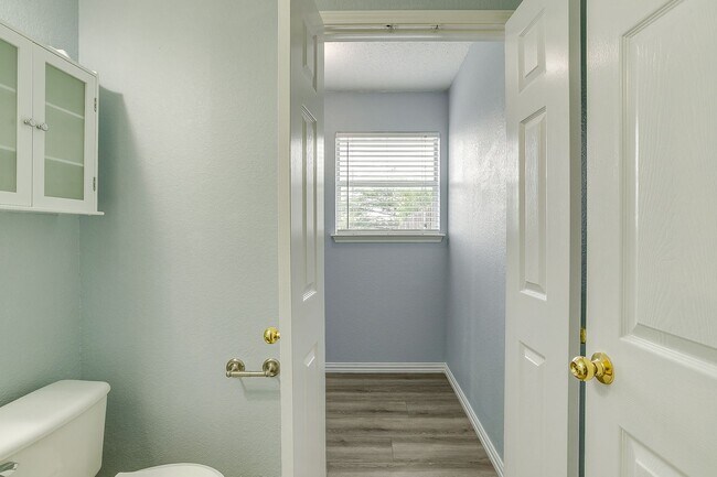 Building Photo - Spacious Well Maintained 2 Bed- 2.5 Bath T...
